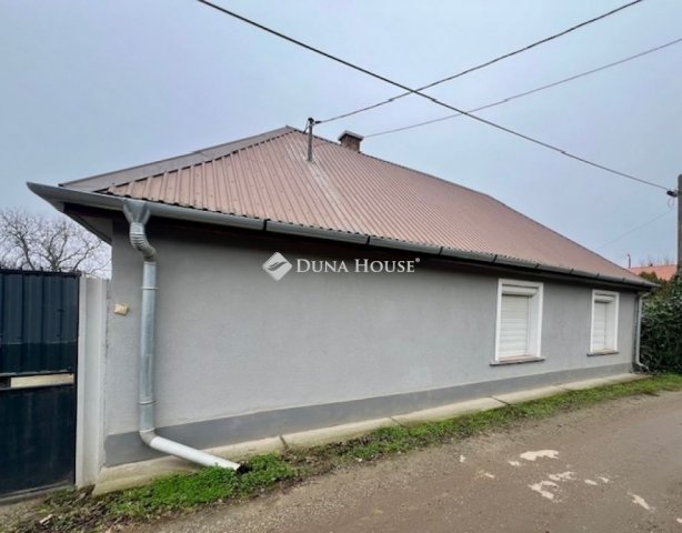Eladó családi ház, Pilisen 33.9 M Ft, 2 szobás