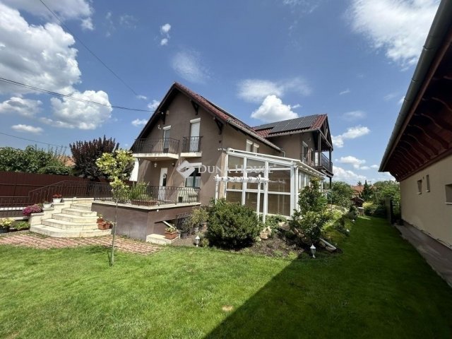 Eladó családi ház, Vecsésen 179.9 M Ft, 6 szobás