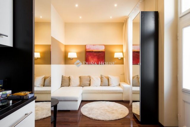 Eladó téglalakás, V. kerületben, Petőfi Sándor utcában