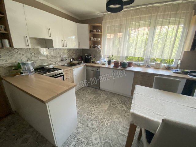 Eladó családi ház, Komáromban 85.9 M Ft, 4 szobás