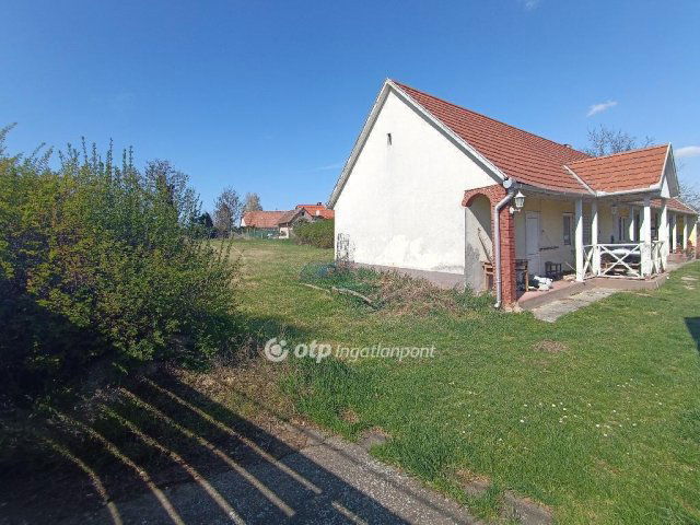 Eladó családi ház, Pázmándon 69 M Ft, 2 szobás