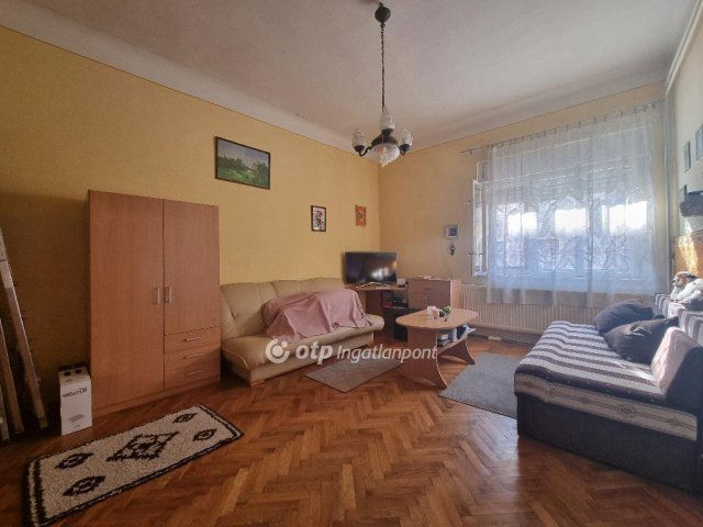 Eladó téglalakás, Pápán 26.95 M Ft, 2 szobás