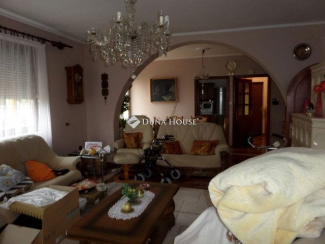 Eladó családi ház, Komlón 80 M Ft, 6 szobás