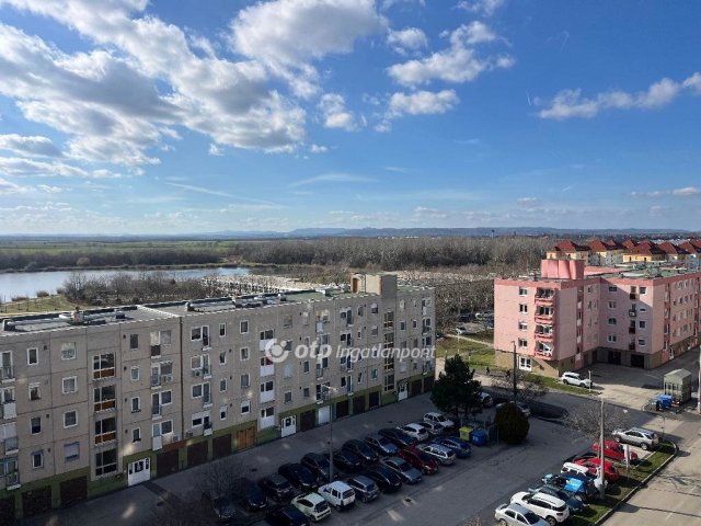 Eladó panellakás, Székesfehérvárott 65 M Ft, 2+1 szobás