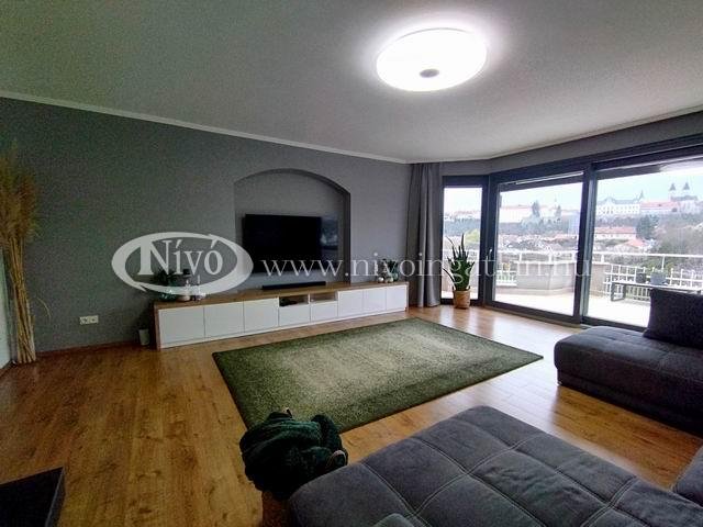Eladó családi ház, Veszprémben 325 M Ft, 5 szobás