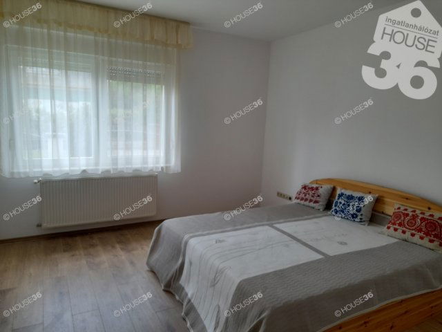 Eladó családi ház, Barcson 107 M Ft, 7 szobás