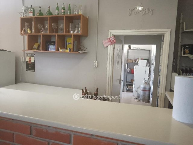 Eladó üzlethelyiség, Kisújszálláson 15.5 M Ft