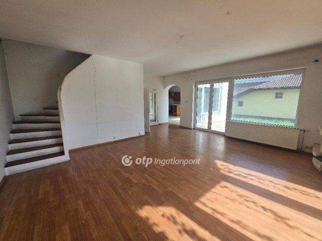 Eladó családi ház, Mosonmagyaróváron 99.9 M Ft, 5 szobás