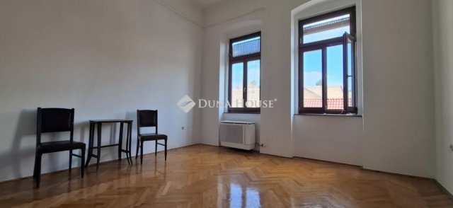 Eladó téglalakás, Pécsett 62.99 M Ft, 3 szobás