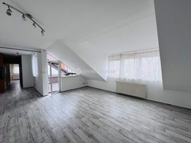 Eladó téglalakás, Pécsett 64.99 M Ft, 3 szobás
