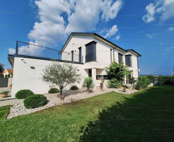 Eladó családi ház, Hévízen 270 M Ft, 5 szobás