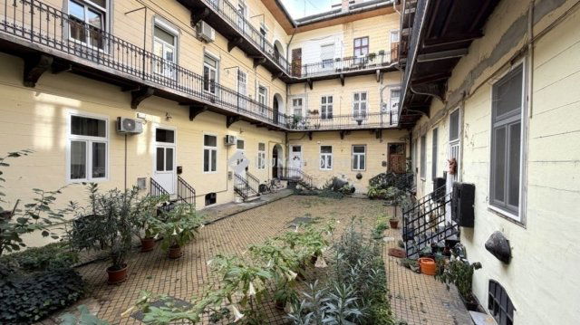 Eladó téglalakás, Budapesten, VI. kerületben 49.9 M Ft, 1 szobás