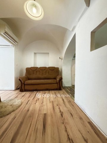 Eladó téglalakás, Pápán 17.99 M Ft, 2+1 szobás