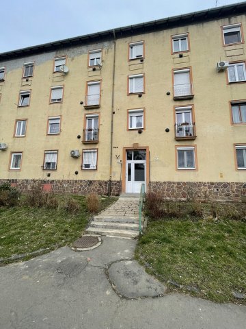 Eladó téglalakás, Komlón 32 M Ft, 2 szobás