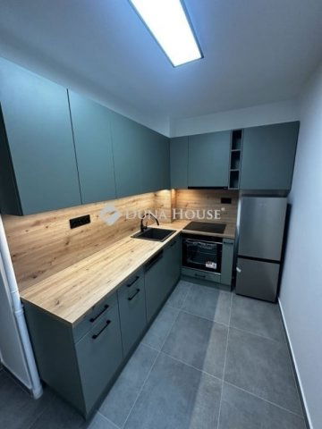 Eladó panellakás, Pécsett 56.9 M Ft, 2 szobás