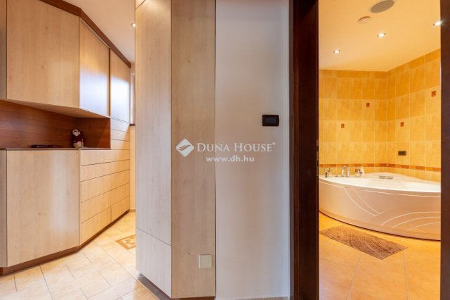 Eladó családi ház, Kistarcsán 329 M Ft, 5 szobás