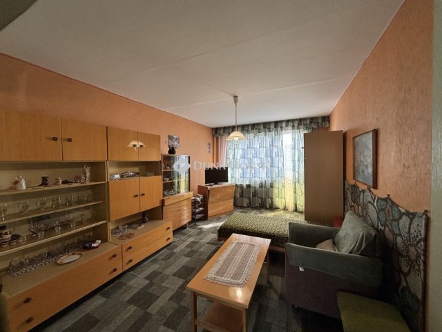 Eladó panellakás, Nyergesújfaluban, Május 1. téren 35.5 M Ft