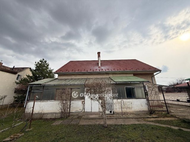 Eladó családi ház, Vecsésen 96 M Ft, 6 szobás
