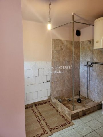 Eladó családi ház, Esztergomban 39.9 M Ft, 2 szobás