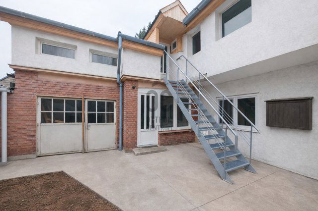 Eladó családi ház, Esztergomban 64.99 M Ft, 6 szobás