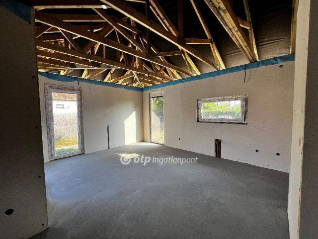 Eladó ikerház, Cegléden 135 M Ft, 4 szobás