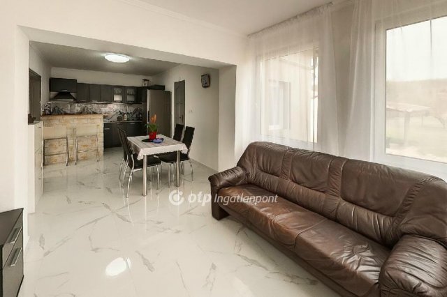 Eladó családi ház, Pétervásárán 24 M Ft, 3 szobás