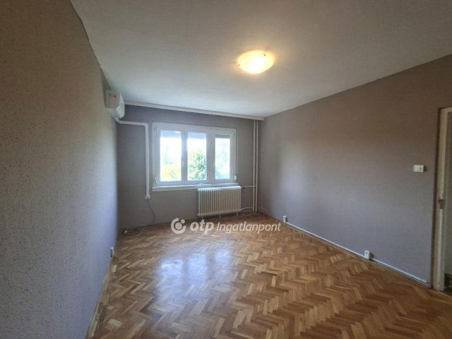 Eladó panellakás, Százhalombattán 69.9 M Ft, 3 szobás