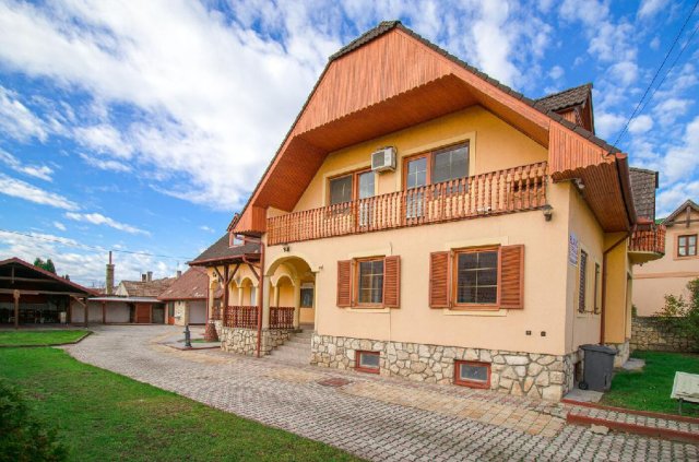 Eladó családi ház, Tapolcán 133.9 M Ft, 7 szobás