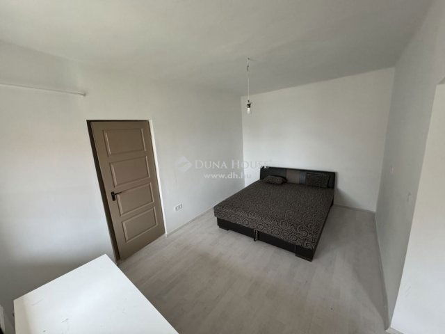 Eladó családi ház, Pécsett 69.99 M Ft, 4 szobás