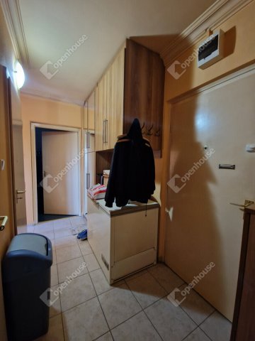 Eladó panellakás, Komáromban 35 M Ft, 2 szobás
