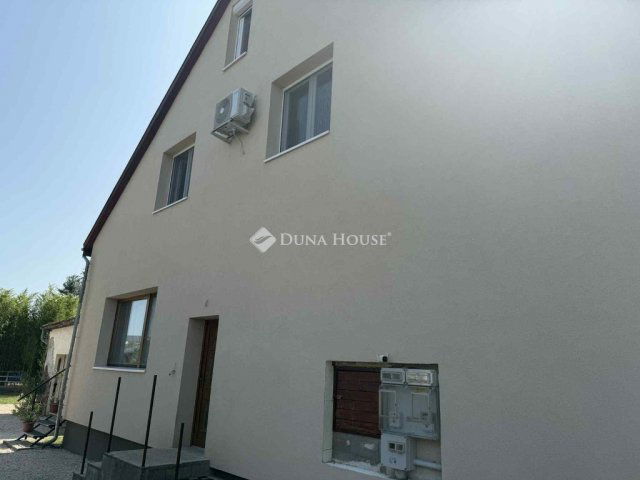 Eladó családi ház, Esztergomban 74.9 M Ft, 6 szobás