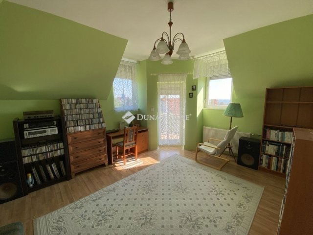 Eladó családi ház, Pécsett 107 M Ft, 5 szobás