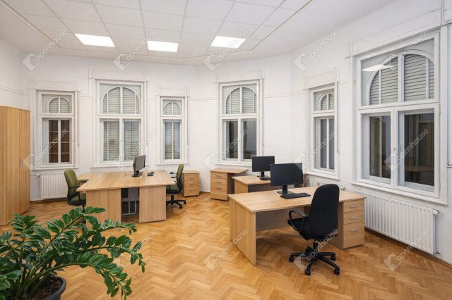 Eladó téglalakás, Szegeden 112 M Ft, 4 szobás