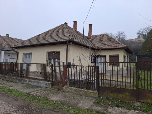 Eladó családi ház, Úrin, Kossuth Lajos utcában 27 M Ft