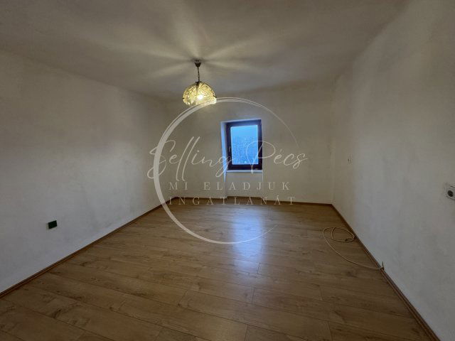 Eladó téglalakás, Pécsett 7.3 M Ft, 2 szobás