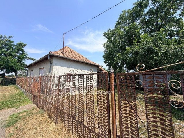 Eladó családi ház, Zsákán 8.5 M Ft, 2+1 szobás