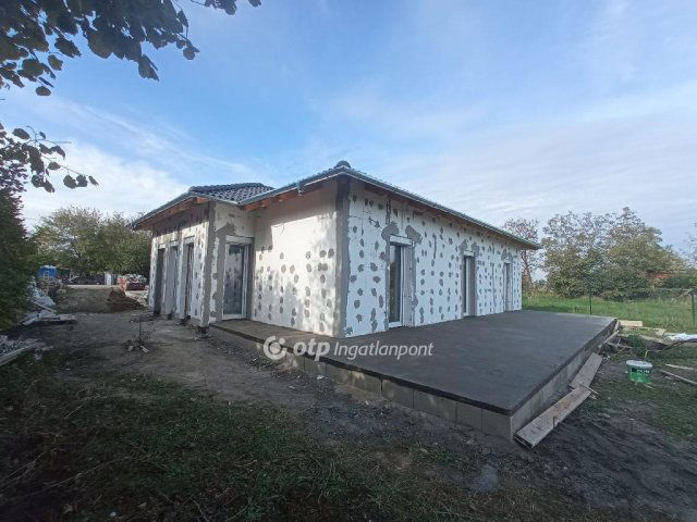 Eladó családi ház, Adonyban 89.9 M Ft, 4 szobás