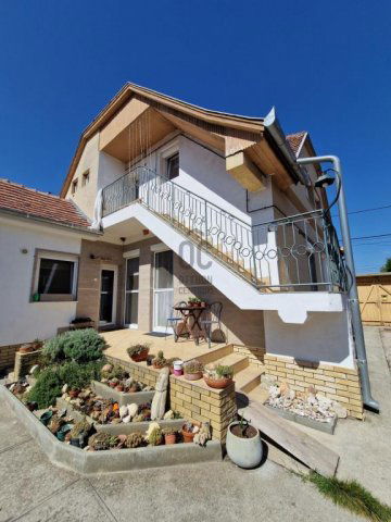 Eladó családi ház, Cegléden 94.5 M Ft, 5 szobás