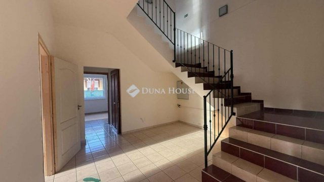 Eladó családi ház, Szombathelyen 275 M Ft, 11 szobás