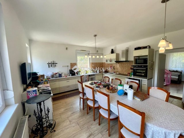 Eladó családi ház, Szentendrén 229 M Ft, 8 szobás