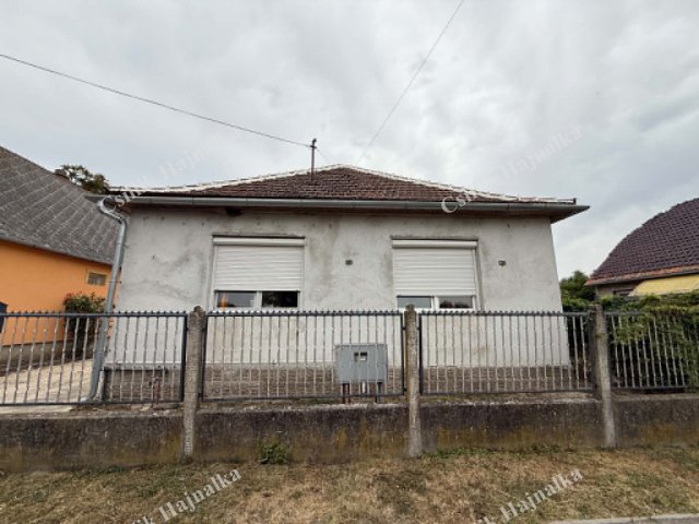 Eladó családi ház, Újszászon 24.9 M Ft, 2 szobás