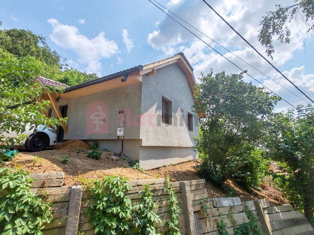 Eladó családi ház, Pécsett 37.9 M Ft, 2 szobás