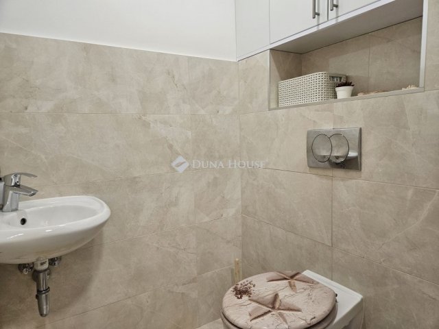 Eladó családi ház, Pécsett 199 M Ft, 5 szobás