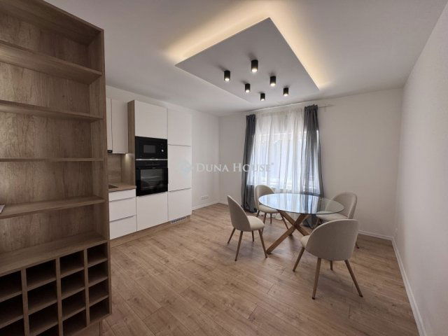 Eladó családi ház, Pécsett 97.9 M Ft, 3 szobás