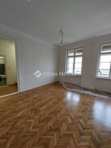 Eladó téglalakás, Baján 32.99 M Ft, 2 szobás