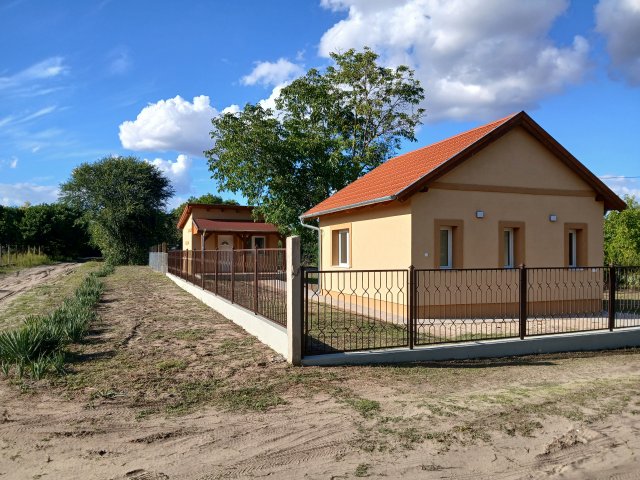 Eladó családi ház, Kiskunfélegyházán 29.8 M Ft, 1+1 szobás