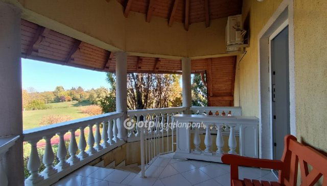 Eladó nyaraló, Balatonbogláron 265 M Ft, 8 szobás