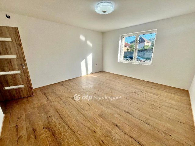 Eladó családi ház, Turán 37.99 M Ft, 2 szobás