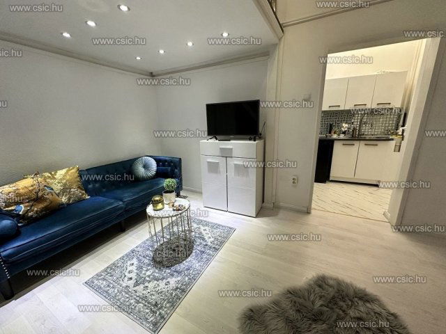 Eladó téglalakás, Budapesten, VI. kerületben 48.9 M Ft, 1 szobás