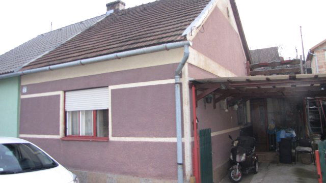 Eladó ikerház, Komlón, Akácfa utcában 10.85 M Ft, 2 szobás